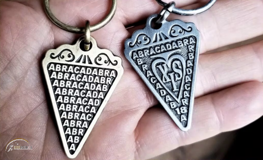 Abracadabra - Amulett (silberfarbig) von Loran